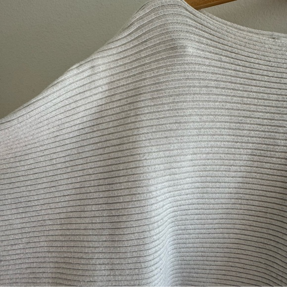 Lovers + Friends White Olivia Off the Shoulder Sweater size Medium - Picture 9 of 12